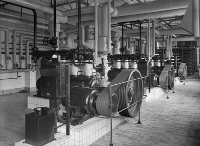 129850 Interieur van het gebouw van Winterzon Conserven N.V. (Veilingstraat 2) te Utrecht: machinekamer in het ...